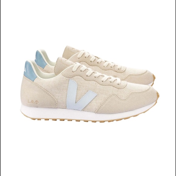 Veja Sneakers - Picture 2 of 7